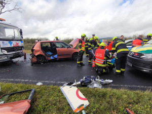 FOTO: U Hroznětína se při nehodě zranili tři lidé, letěly pro ně dva vrtulníky