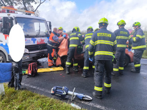 FOTO: U Hroznětína se při nehodě zranili tři lidé, letěly pro ně dva vrtulníky