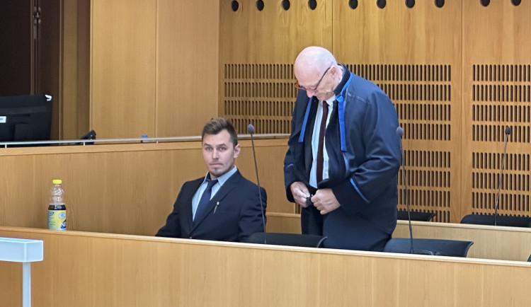 Začal soud s řidičem, který měl v tramvaji napadnout ukrajinské cestující. Vinu odmítá