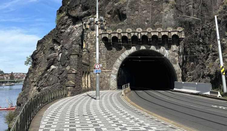 Odborníci musí zajistit nebezpečnou vyšehradskou skálu, na dva víkendy omezí dopravu