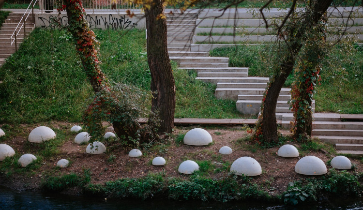 Místo nedokončené železniční polikliniky bude ve Štýřicích povodňový park