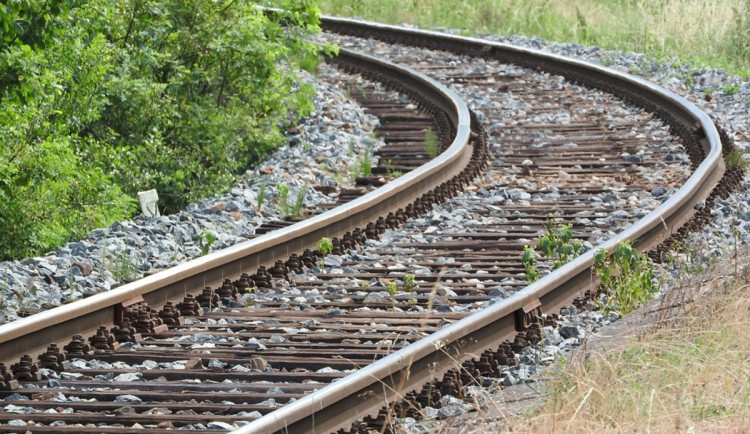 Na Havlíčkobrodsku srazil vlak člověka, provoz na železniční trati je zastavený