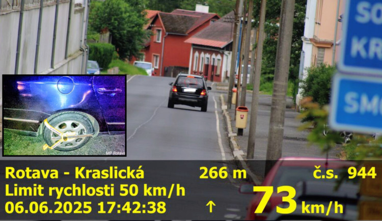 Mladík odmítal zaplatit pokutu, proto dostal na auto svých rodičů botičku. Foto: Se svolením MP Rotava