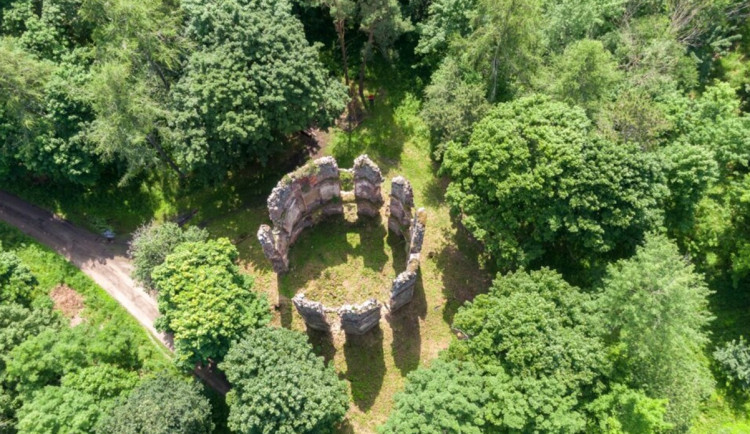 Rekonstrukce torza loveckého zámečku v Mořičově pokračuje, hotová bude v červnu. Foto: Se svolením IC Ostrov