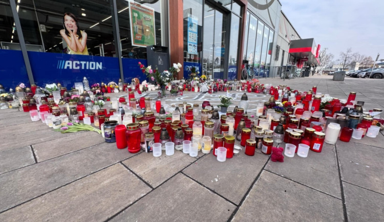 Policie navrhla obžalovat mladistvého z vraždy dvou prodavaček v Hradci Králové