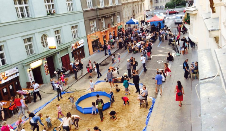Zažít město jinak vyžene už zítra ze Šmeralky auta, lidé si tam užijí piknik