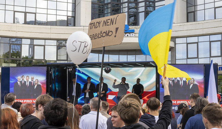 VIDEO: Mítink ANO v Olomouci: Babiš zanotoval píseň proti Fialovi, odpůrci si vyslechli nadávky