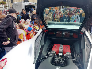 FOTO: Policejní ferrari poutalo pozornost. Řídit ho smí jen tři lidi v republice