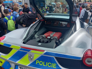 FOTO: Policejní ferrari poutalo pozornost. Řídit ho smí jen tři lidi v republice