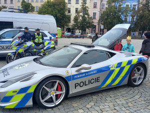 FOTO: Policejní ferrari poutalo pozornost. Řídit ho smí jen tři lidi v republice