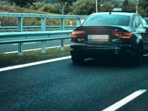 Řidič audi předjel dopravní policisty téměř dvoustovkou, tím jeho jízda skončila
