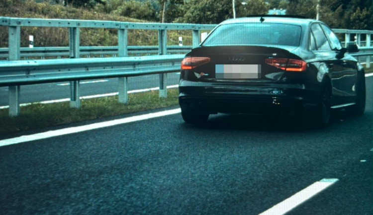 Řidič audi předjel dopravní policisty téměř dvoustovkou, tím jeho jízda skončila. Foto: Se svolením Policie ČR