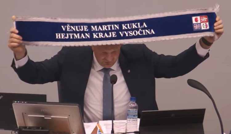 Hejtman Kukla ukázal stuhu pro hasiče. To není žádná novinka, reagoval Běhounek