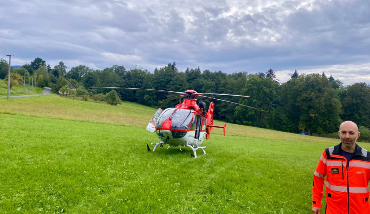 Muž se zranil při pádu z motorky na motokrosové trati, letěl pro něj vrtulník