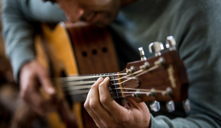 Rozdupu ti kytaru, hrozil muž umělci v Brně. Neuměl zahrát písničku od Nirvany