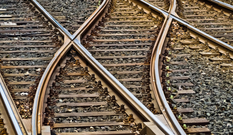 Na Vyškovsku se auto srazilo s vlakem. Řidič auta zemřel