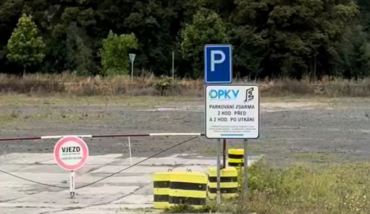 Parkování během hokeje zdarma. Karlovy Vary nabízí nové parkoviště pro 500 aut. Foto: Se svolením MMKV