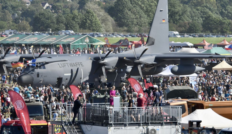 Dny NATO na letišti v Mošnově navštívilo dohromady za oba dny 150 tisíc lidí