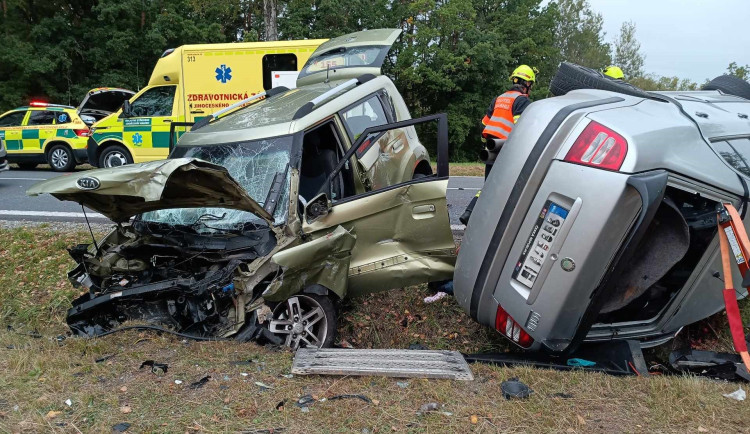 Smrtelná nehoda na Jindřichohradecku, u Lásenice se čelně střetly dva vozy