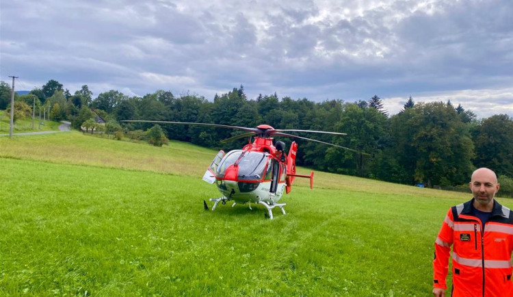 Mladistvý traktorista bez řidičáku způsobil nehodu, motorkář skončil v nemocnici