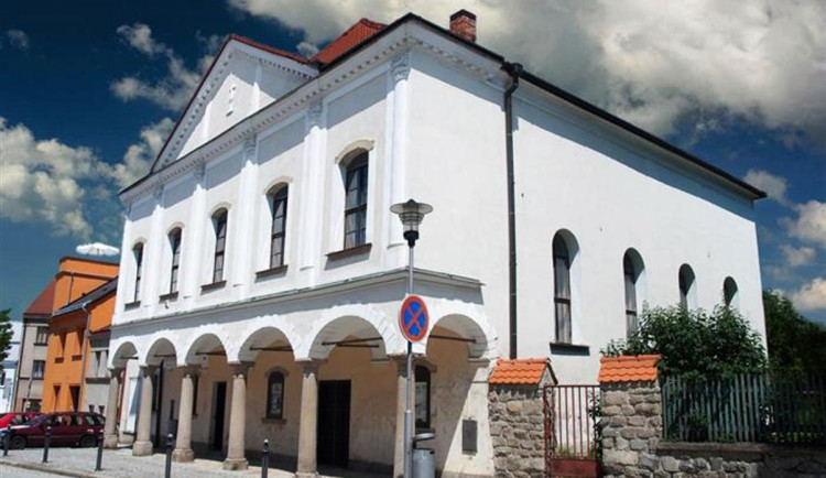 Dvě staletí stará empírová synagoga v Třešti slouží i jako kulturní prostor