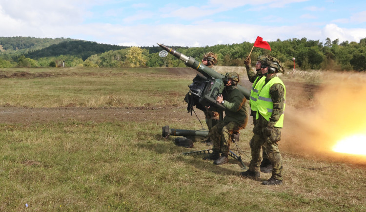 Strakoničtí vojáci při cvičení stříleli na cíl, který letí rychlostí až 300 kilometrů za hodinu