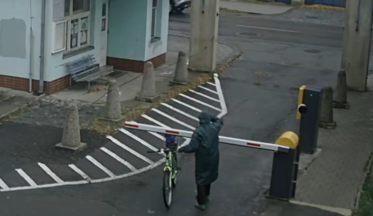 Žena na kole nalomila závoru v přerovské nemocnici, hledá ji policie