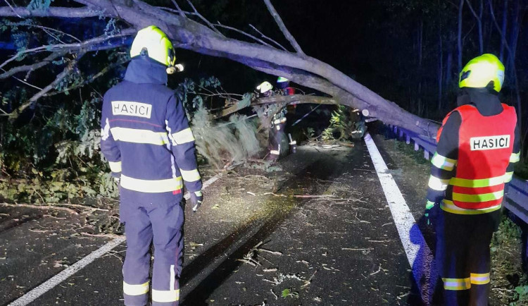 Silný vítr zasáhl Semilsko, na auto tam spadl strom, řidička je lehce zraněná
