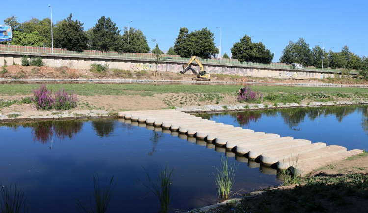 Sluneční ostrov po více než měsíci fungování. Jak projekt hodnotí lidé?