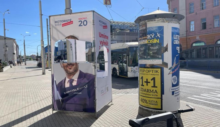 Politická reklama blokuje ulice, smluvně je však všechno v pořádku