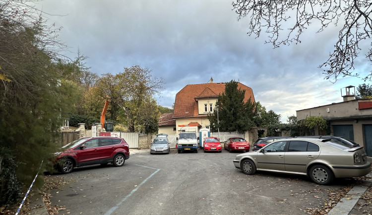 Vily na Hřebenkách místo přestavby obývají bezdomovci, developer chce pomoc Prahy 5