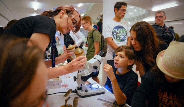 Dnes večer věda nespí. Noc vědců nabídne pokusy, kvízy a přednášky, poprvé bude i v Jeseníku