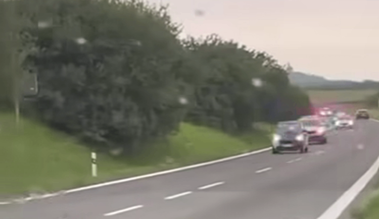 Honička jako z videohry. Za mladíkem ve Smartu uháněla kolona policistů