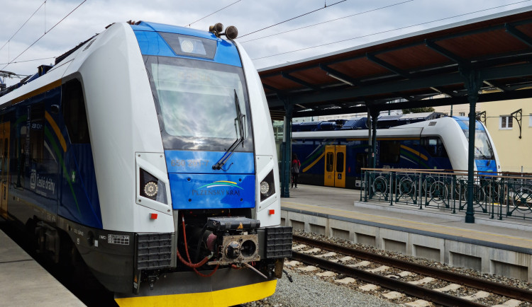 Plzeňský kraj zachová příští rok rozsah veřejné železniční i autobusové dopravy