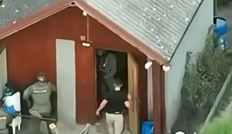 Dva muži v chatě na Hodonínsku vařili pervitin, policisté je chytili při činu