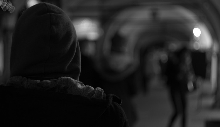 Když násilí probíhá před očima: proč lidé nezasahují a jak si říct o pomoc