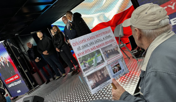 Politici v závěru volební kampaně zamířili mezi voliče také v Karlovarském kraji