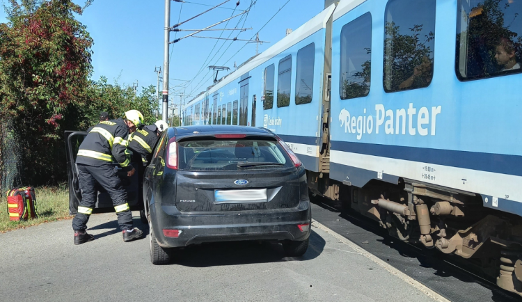 Střet vlaku s autem zastavil provoz mezi Hradcem a Opatovicemi nad Labem