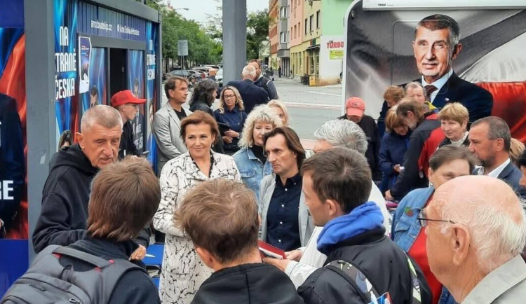 Strany v Královéhradeckém kraji zaměřily finále volební kampaně na velká města