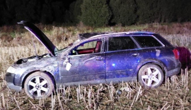 Devatenáctiletý řidič za volantem audi jel moc rychle a kolem půlnoci havaroval