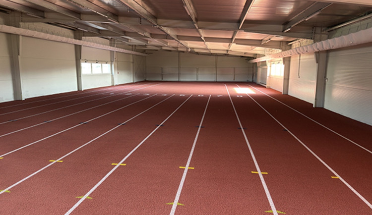 Třebíč slavnostně otevřela atletický tunel, v Jihlavě něco podobného zatím chybí