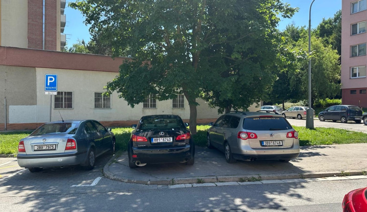 Kohoutovice bojují s obytnými vozy, chtějí více parkovacích míst pro osobní auta