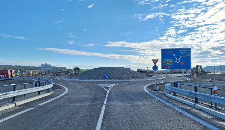 Doprava na I/35 u Sadové na Hradecku vede přes novou dálniční křižovatku