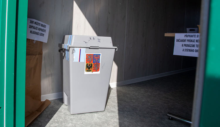Fronta kvůli voličským průkazům. V Olomouckém kraji hlásí úřady značný zájem