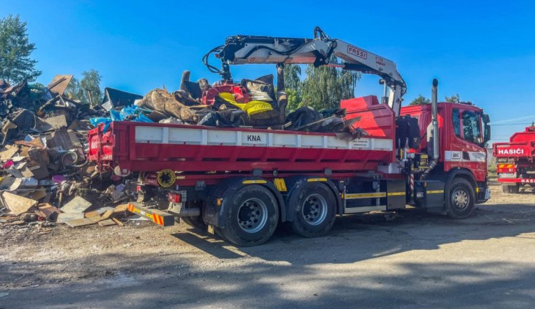 Tisíce tun povodňového odpadu na Jesenicku čekají na odvoz, kvůli námitkám firmy