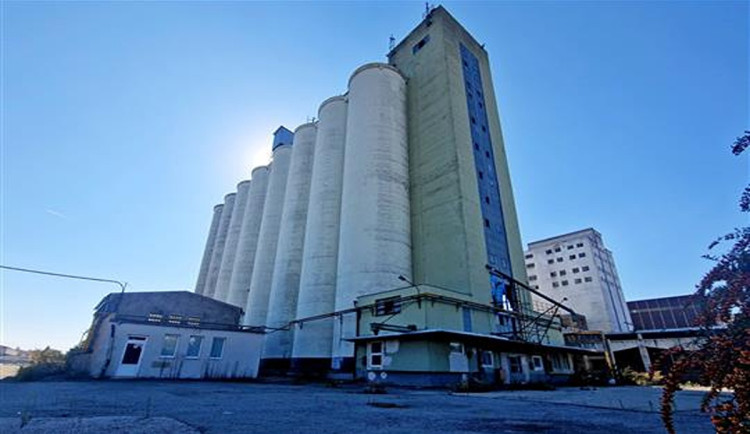 Ve Vyškově začalo bourání zemědělského areálu, vyroste místo něj lesopark i byty