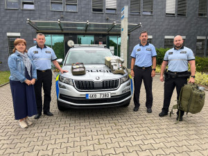 Policisté získali od Svazku obcí Doupovské hory nové záchranářské batohy