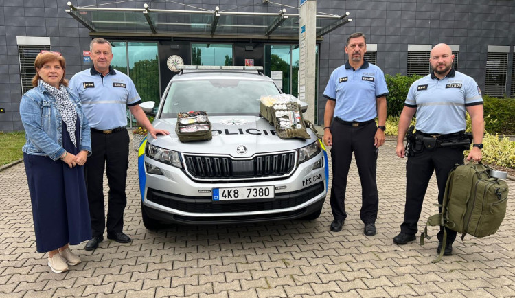 Policisté získali od Svazku obcí Doupovské hory nové záchranářské batohy.