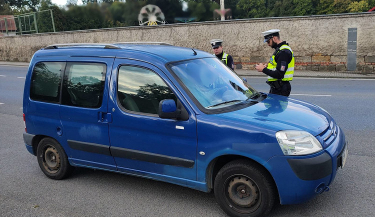 Jízda pod vlivem, bez dálniční známky a s mobilem v ruce. Policisté řešili stovky přestupků
