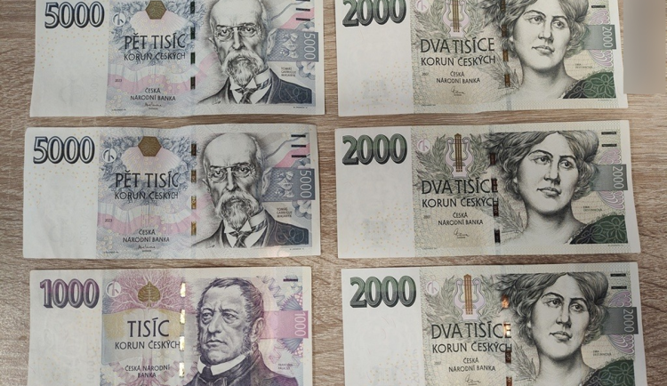 U silnice se povalovalo 17 tisíc korun, našla je mladá žena cestou do práce